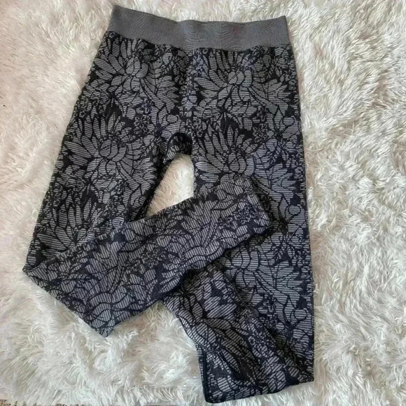 Fabletics] Sebastian Seamless Floral Leggings - Picture 3 of 10